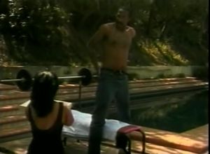 Лилипутку трахает нигер с огромным членом